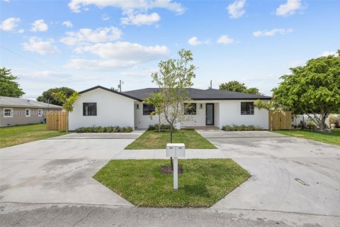 Casa en alquiler en Goulds, Florida, 3 dormitorios, 116.96 m2 № 2085838 - foto 2