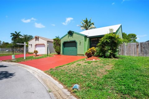 Villa ou maison à vendre à Miramar, Floride: 2 chambres, 93.83 m2 № 2074724 - photo 2