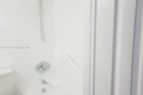 Condo in Hialeah, Florida, 1 bedroom  № 2001393 - photo 13