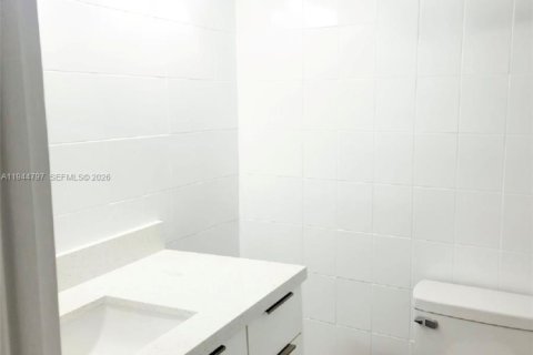 Condo in Hialeah, Florida, 1 bedroom  № 2001393 - photo 9