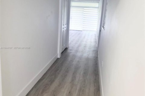 Condo in Hialeah, Florida, 1 bedroom  № 2001393 - photo 12