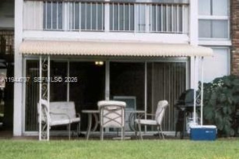 Condo in Hialeah, Florida, 1 bedroom  № 2001393 - photo 15