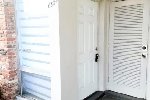 Condo in Hialeah, Florida, 1 bedroom  № 2001393 - photo 3