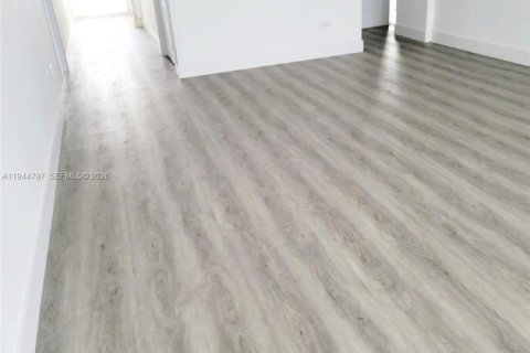 Condo in Hialeah, Florida, 1 bedroom  № 2001393 - photo 8