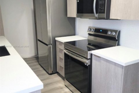 Condo in Hialeah, Florida, 1 bedroom  № 2001393 - photo 5