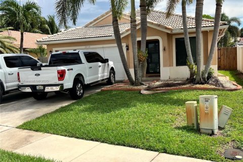 House in Pembroke Pines, Florida 3 bedrooms, 154.87 sq.m. № 1945464 - photo 1