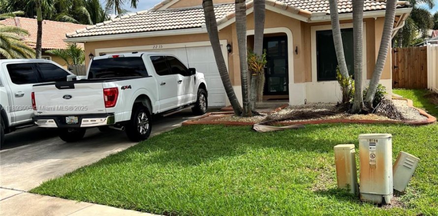House in Pembroke Pines, Florida 3 bedrooms, 154.87 sq.m. № 1945464