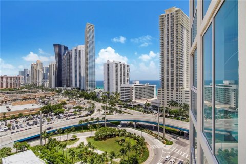 Copropriété à louer à Sunny Isles Beach, Floride: 3 chambres, 135.73 m2 № 1825648 - photo 1