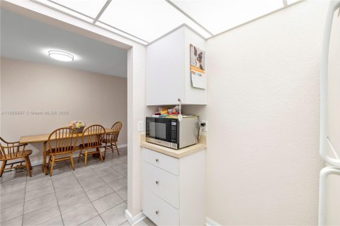Condominio en venta en Deerfield Beach, Florida, 1 dormitorio, 66.8 m2 № 1887998 - foto 17