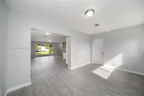 Casa en alquiler en Miramar, Florida, 2 dormitorios, 100.8 m2 № 1951966 - foto 8