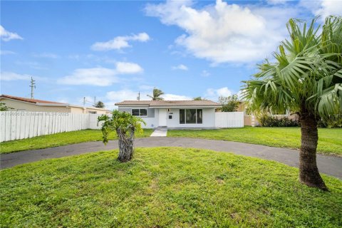 Casa en alquiler en Miramar, Florida, 2 dormitorios, 100.8 m2 № 1951966 - foto 1