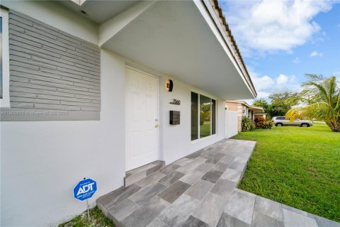 Casa en alquiler en Miramar, Florida, 2 dormitorios, 100.8 m2 № 1951966 - foto 2