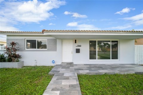 Casa en alquiler en Miramar, Florida, 2 dormitorios, 100.8 m2 № 1951966 - foto 3