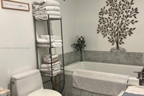 Condo in Miami, Florida, 1 bedroom  № 2060226 - photo 28