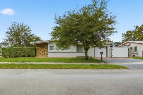 Villa ou maison à louer à Miami, Floride: 3 chambres, 128.86 m2 № 1966660 - photo 3
