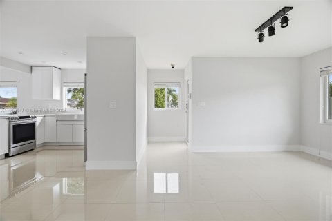 Villa ou maison à louer à Miami, Floride: 3 chambres, 128.86 m2 № 1966660 - photo 11