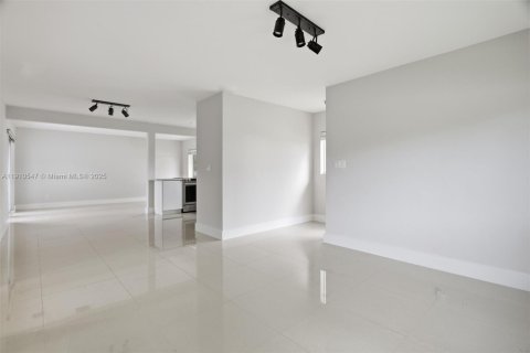 Villa ou maison à louer à Miami, Floride: 3 chambres, 128.86 m2 № 1966660 - photo 6