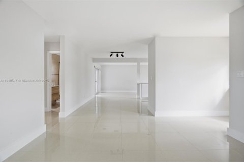 Villa ou maison à louer à Miami, Floride: 3 chambres, 128.86 m2 № 1966660 - photo 5