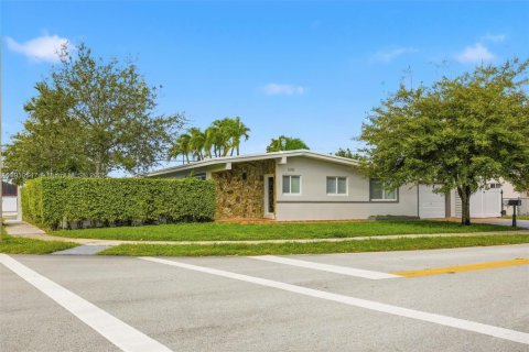Villa ou maison à louer à Miami, Floride: 3 chambres, 128.86 m2 № 1966660 - photo 1