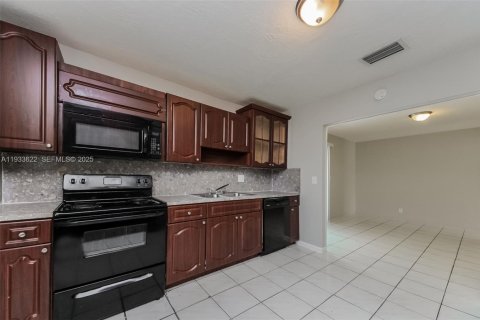 Villa ou maison à louer à Lauderhill, Floride: 3 chambres, 139.82 m2 № 1991259 - photo 8