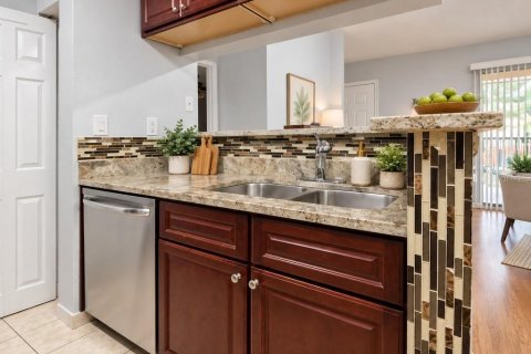 Condo in Tampa, Florida, 2 bedrooms  № 2400373 - photo 8