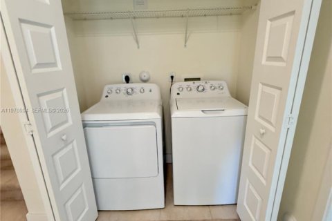 Townhouse in Doral, Florida 3 bedrooms, 196.58 sq.m. № 2041842 - photo 13