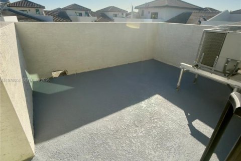 Townhouse in Doral, Florida 3 bedrooms, 196.58 sq.m. № 2041842 - photo 18