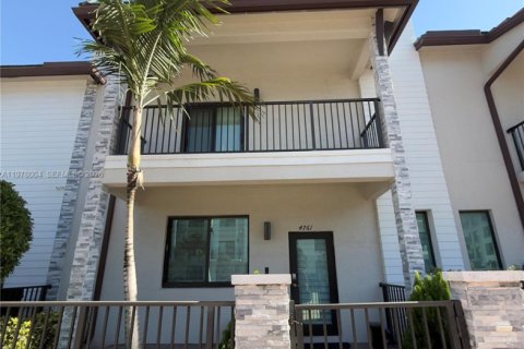 Townhouse in Doral, Florida 3 bedrooms, 196.58 sq.m. № 2041842