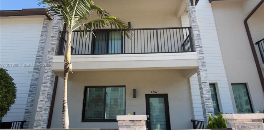 Townhouse in Doral, Florida 3 bedrooms, 196.58 sq.m. № 2041842