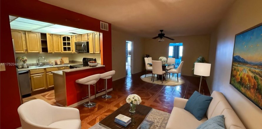 Кондоминиум с 2 спальнями в Лодерхилл, Флорида № 1985376