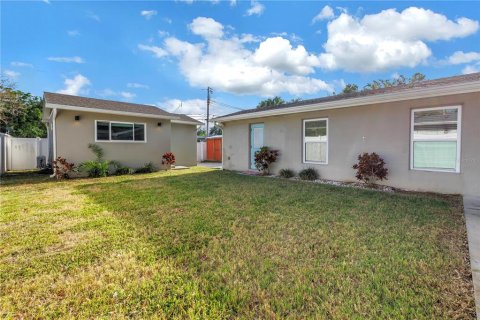 House in Saint Petersburg, Florida 3 bedrooms, 173.08 sq.m. № 1625455 - photo 29
