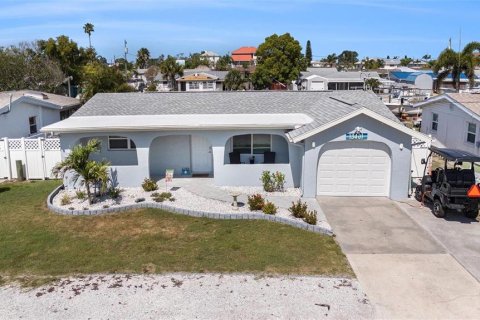 House in Hudson, Florida 3 bedrooms, 133.78 sq.m. № 2145469