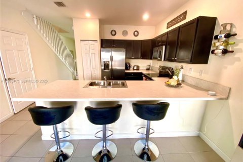 Снять в аренду таунхаус в Хомстед, Флорида 3 спальни, 141.58м2, № 2050867 - фото 3