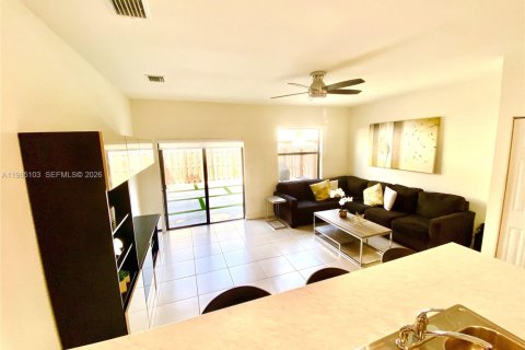 Снять в аренду таунхаус в Хомстед, Флорида 3 спальни, 141.58м2, № 2050867 - фото 6