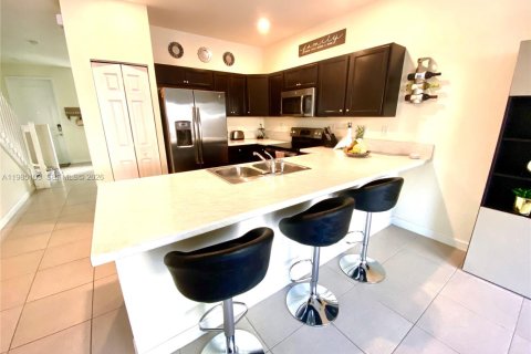 Снять в аренду таунхаус в Хомстед, Флорида 3 спальни, 141.58м2, № 2050867 - фото 2