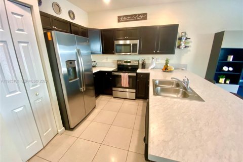 Снять в аренду таунхаус в Хомстед, Флорида 3 спальни, 141.58м2, № 2050867 - фото 4