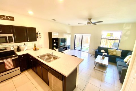 Снять в аренду таунхаус в Хомстед, Флорида 3 спальни, 141.58м2, № 2050867 - фото 5