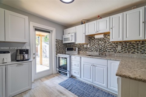 House in Pompano Beach, Florida 3 bedrooms, 107.67 sq.m. № 2069159 - photo 3