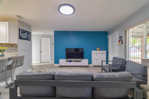 House in Pompano Beach, Florida 3 bedrooms, 107.67 sq.m. № 2069159 - photo 10