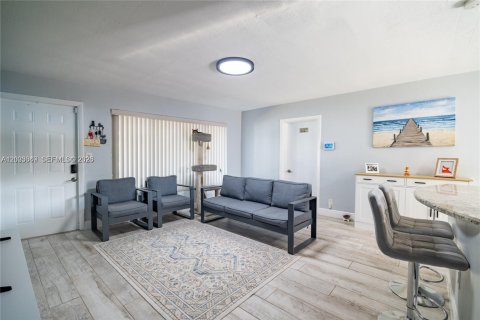 House in Pompano Beach, Florida 3 bedrooms, 107.67 sq.m. № 2069159 - photo 8