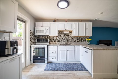 House in Pompano Beach, Florida 3 bedrooms, 107.67 sq.m. № 2069159 - photo 6