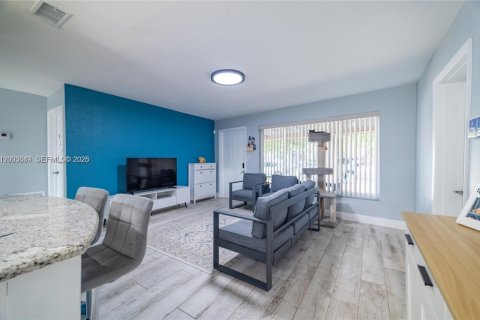 House in Pompano Beach, Florida 3 bedrooms, 107.67 sq.m. № 2069159 - photo 9