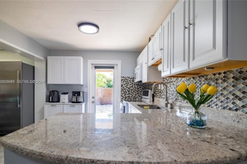 House in Pompano Beach, Florida 3 bedrooms, 107.67 sq.m. № 2069159