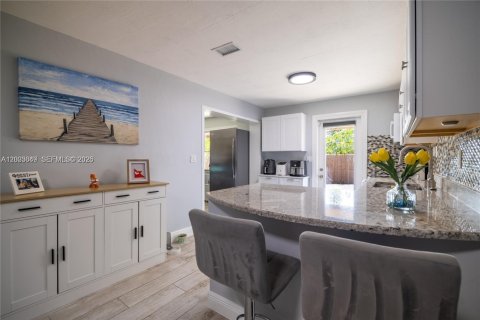 House in Pompano Beach, Florida 3 bedrooms, 107.67 sq.m. № 2069159 - photo 2