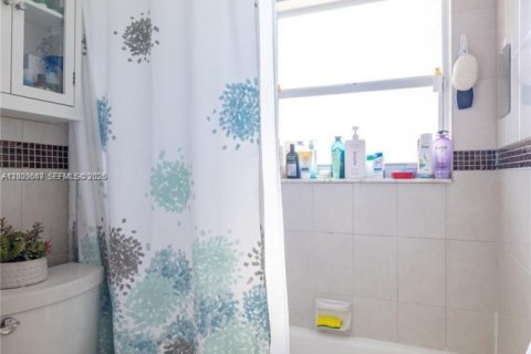 House in Pompano Beach, Florida 3 bedrooms, 107.67 sq.m. № 2069159 - photo 28