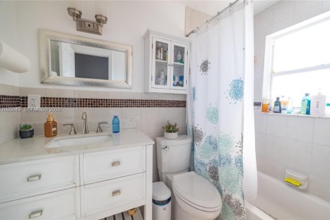 House in Pompano Beach, Florida 3 bedrooms, 107.67 sq.m. № 2069159 - photo 25