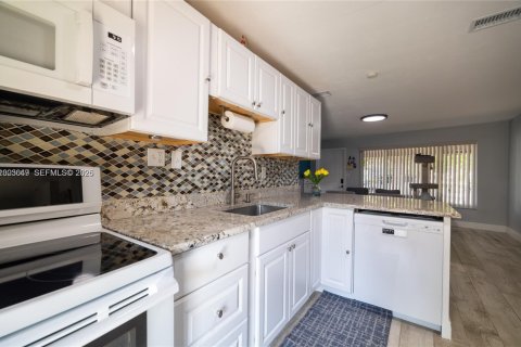 House in Pompano Beach, Florida 3 bedrooms, 107.67 sq.m. № 2069159 - photo 5