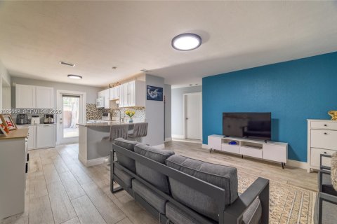 House in Pompano Beach, Florida 3 bedrooms, 107.67 sq.m. № 2069159 - photo 11