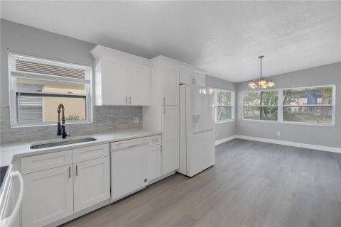 House in Saint Petersburg, Florida 3 bedrooms, 116.22 sq.m. № 1837673 - photo 3