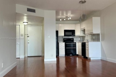 Condo in Pompano Beach, Florida, 1 bedroom  № 1862784 - photo 1